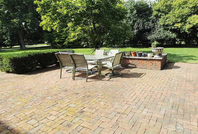 10205 N Kenilworth CIRCLE, Mequon, WI 53092
