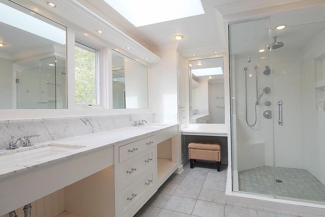 10205 N Kenilworth CIRCLE, Mequon, WI 53092