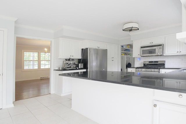 10205 N Kenilworth CIRCLE, Mequon, WI 53092
