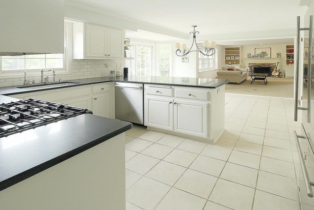 10205 N Kenilworth CIRCLE, Mequon, WI 53092