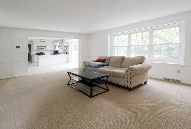 10205 N Kenilworth CIRCLE, Mequon, WI 53092