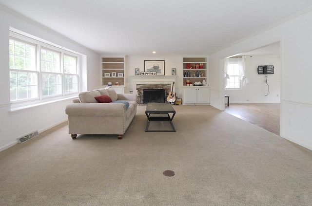 10205 N Kenilworth CIRCLE, Mequon, WI 53092