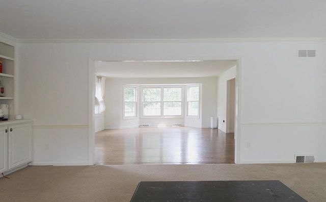 10205 N Kenilworth CIRCLE, Mequon, WI 53092