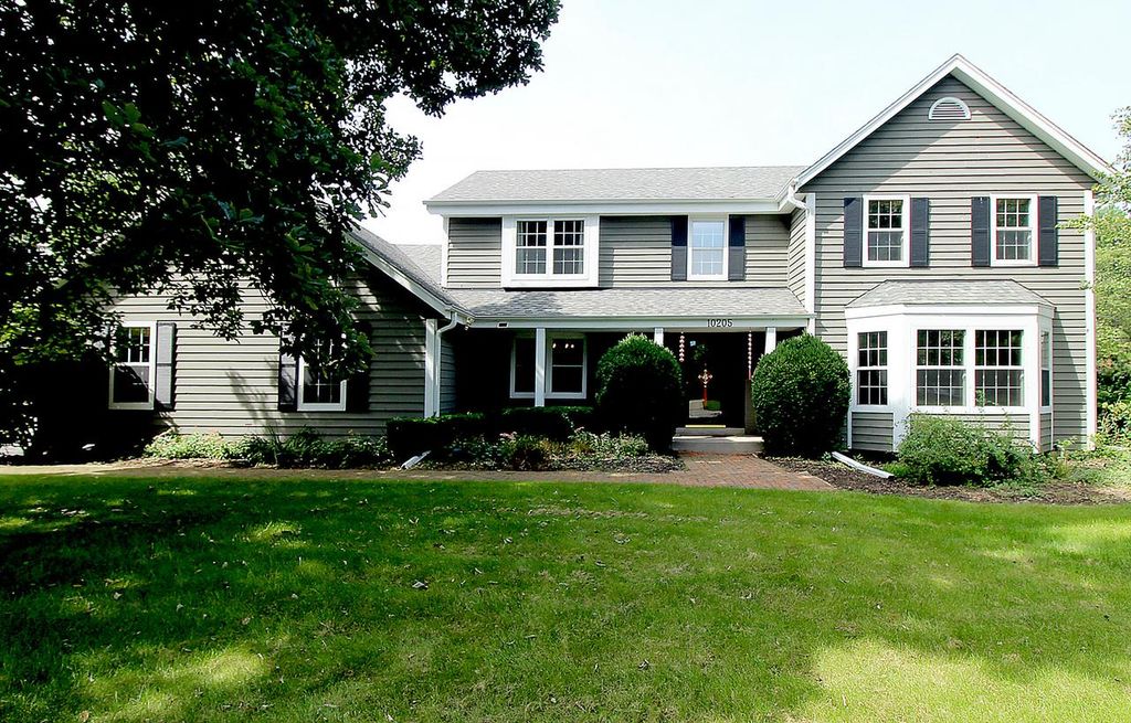 10205 N Kenilworth CIRCLE, Mequon, WI 53092