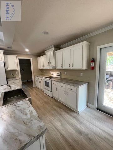 688 Linden Bluff Drive, Jesup, GA 31545