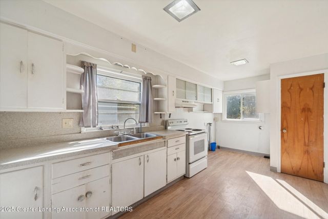 110 N Canal Road, Lansing, MI 48917