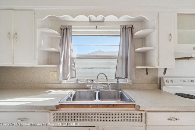 110 N Canal Road, Lansing, MI 48917