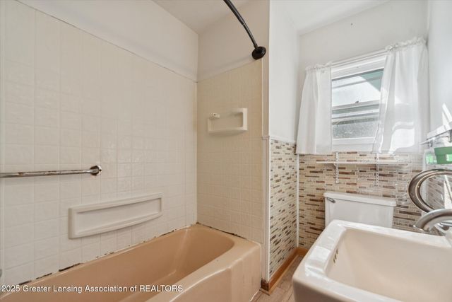 110 N Canal Road, Lansing, MI 48917