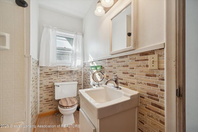 110 N Canal Road, Lansing, MI 48917