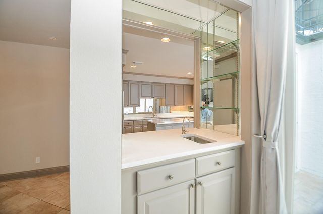 6 River Hollow Lane, Houston, TX 77027