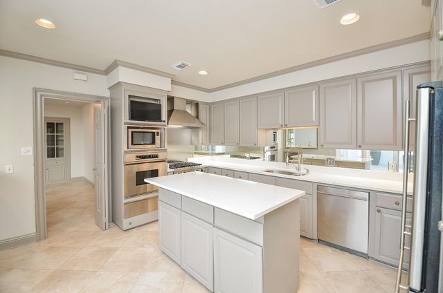 6 River Hollow Lane, Houston, TX 77027