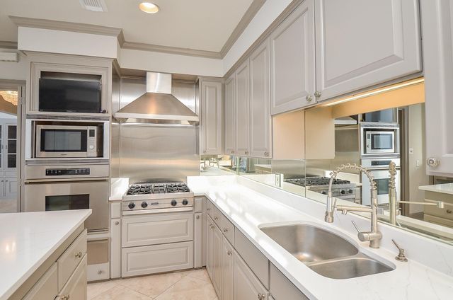 6 River Hollow Lane, Houston, TX 77027