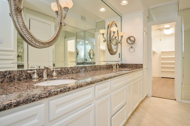 6 River Hollow Lane, Houston, TX 77027