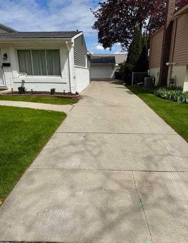 1250 W Elmwood Avenue, Clawson, MI 48017
