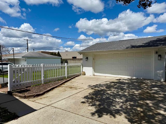 1250 W Elmwood Avenue, Clawson, MI 48017