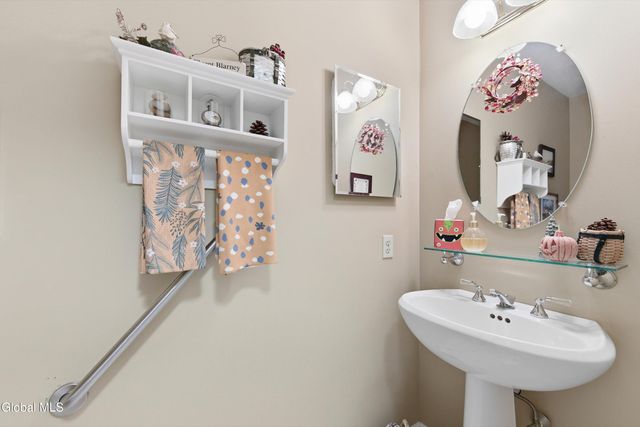 2495 E Nott Street, Niskayuna, NY 12309