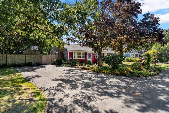 3 Saturn Ln, Yarmouth, MA 02664