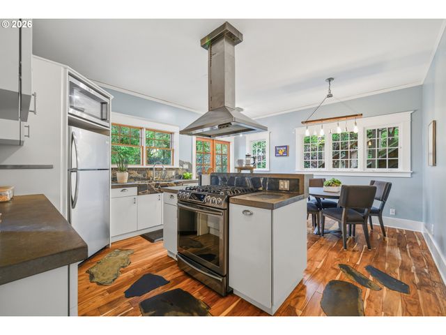 9889 Nw HOGE Ave, Portland, OR 97231