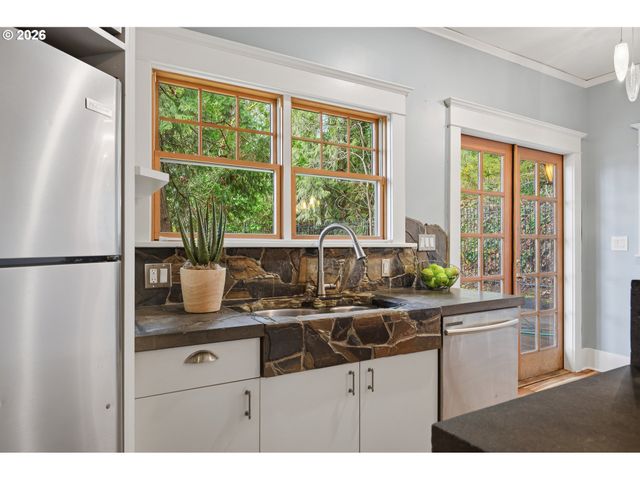 9889 Nw HOGE Ave, Portland, OR 97231