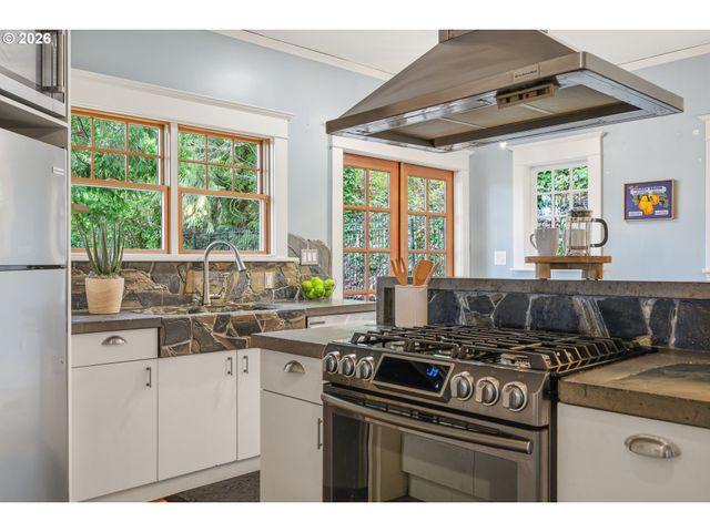 9889 Nw HOGE Ave, Portland, OR 97231