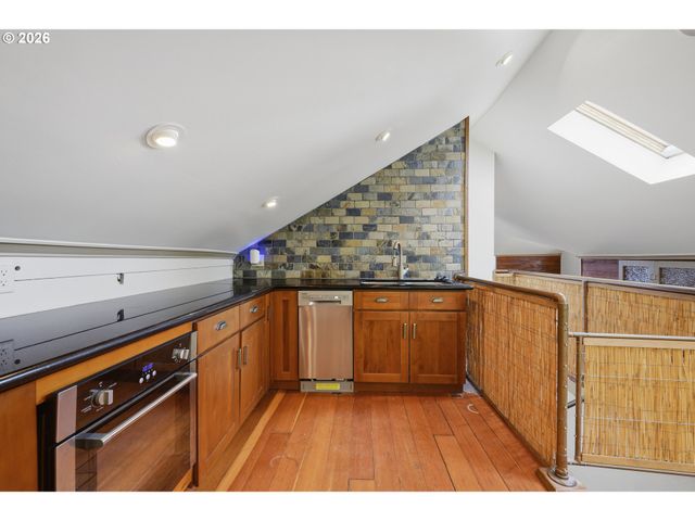 9889 Nw HOGE Ave, Portland, OR 97231