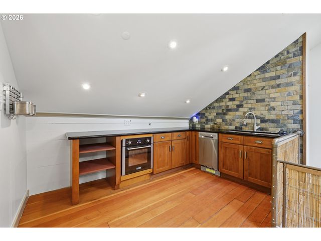 9889 Nw HOGE Ave, Portland, OR 97231