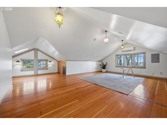 9889 Nw HOGE Ave, Portland, OR 97231