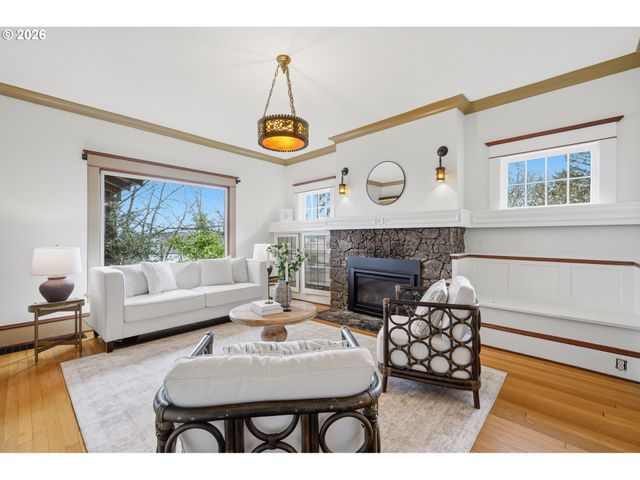 9889 Nw HOGE Ave, Portland, OR 97231