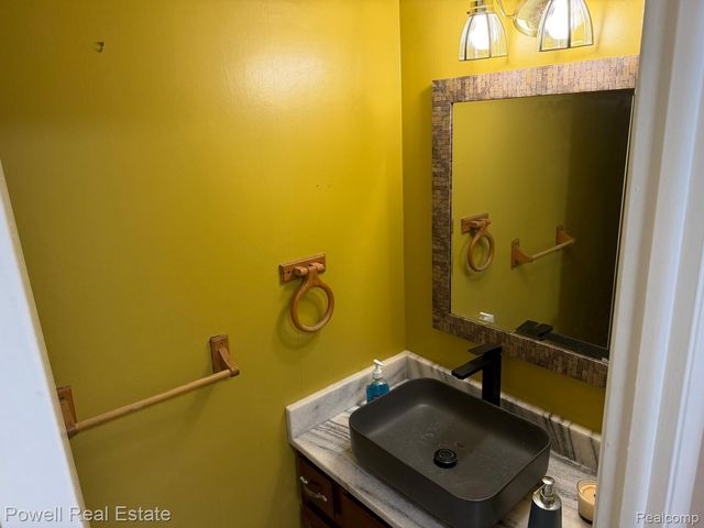 1798 Brentwood Drive, Troy, MI 48098