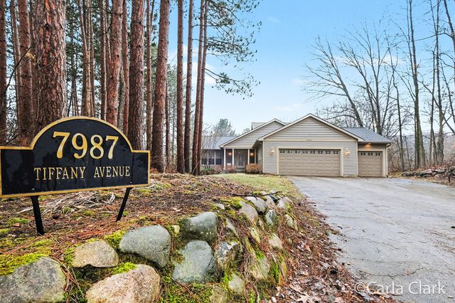 7987 Tiffany Avenue NE, Rockford, MI 49341
