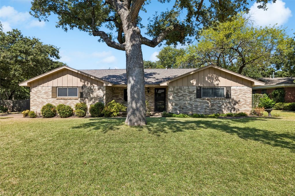 505 Caduceus Lane, Hurst, TX 76053