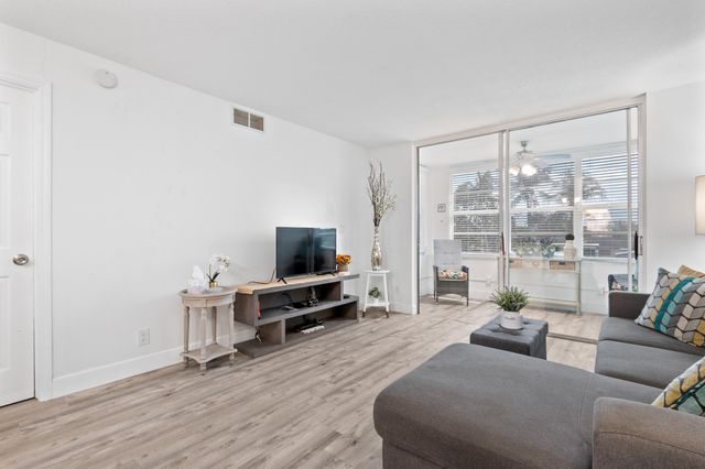 9350 Sunrise Lakes Boulevard 205, Sunrise, FL 33322