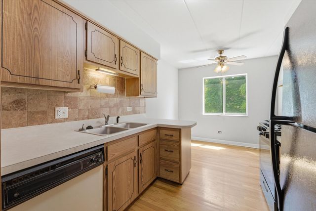 13248 W Circle Drive Parkway 405, Crestwood, IL 60418
