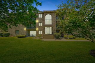 13248 W Circle Drive Parkway 405, Crestwood, IL 60418