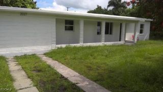 2027 Maravilla CIR, Fort Myers, FL 33901
