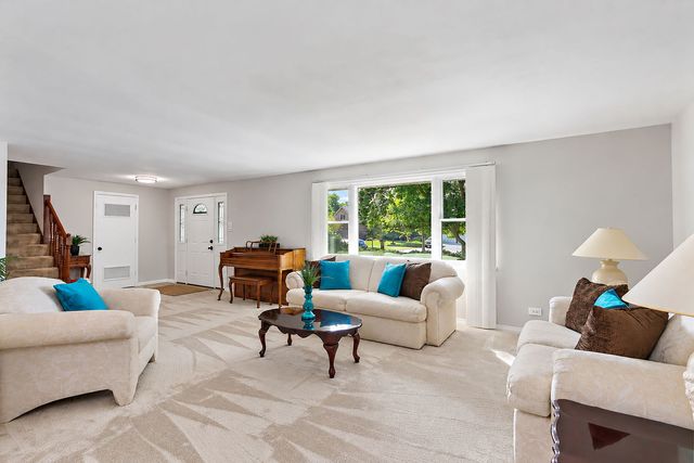 31 S Salem Drive, Schaumburg, IL 60193