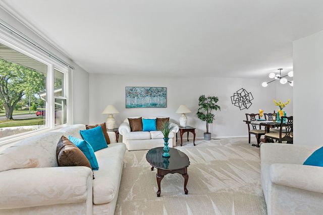 31 S Salem Drive, Schaumburg, IL 60193