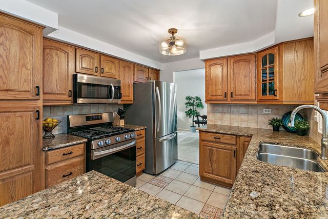 31 S Salem Drive, Schaumburg, IL 60193