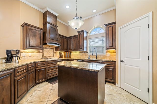 7514 E Lake Dr, Corpus Christi, TX 78414