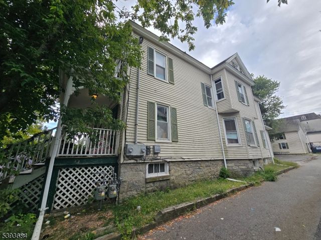 46 Trinity St, Newton Town, NJ 07860