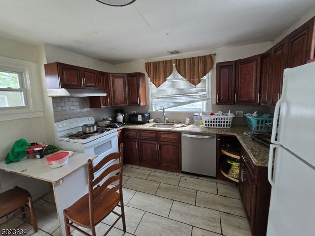 46 Trinity St, Newton Town, NJ 07860