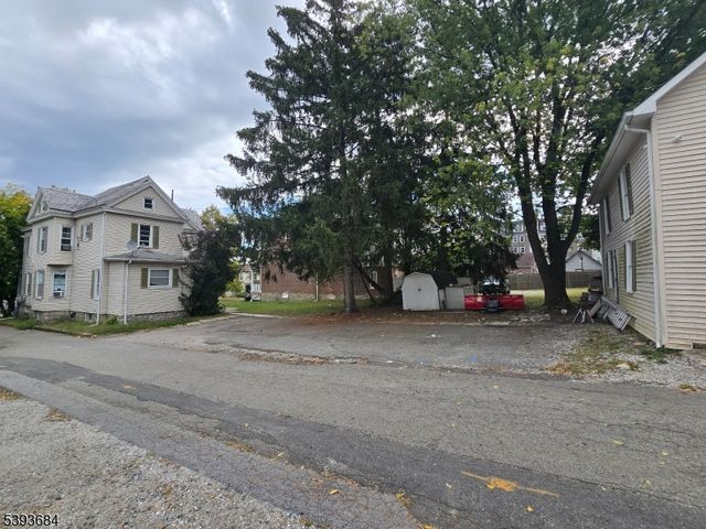 46 Trinity St, Newton Town, NJ 07860