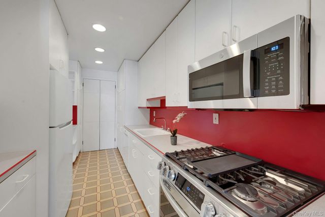 100 E Hartsdale Avenue MiE, Hartsdale, NY 10530