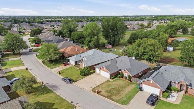 613 Bluegrass Lane, Yukon, OK 73099
