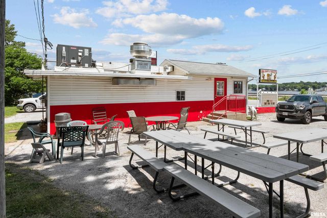 1204 N CODY Road, Le Claire, IA 52753