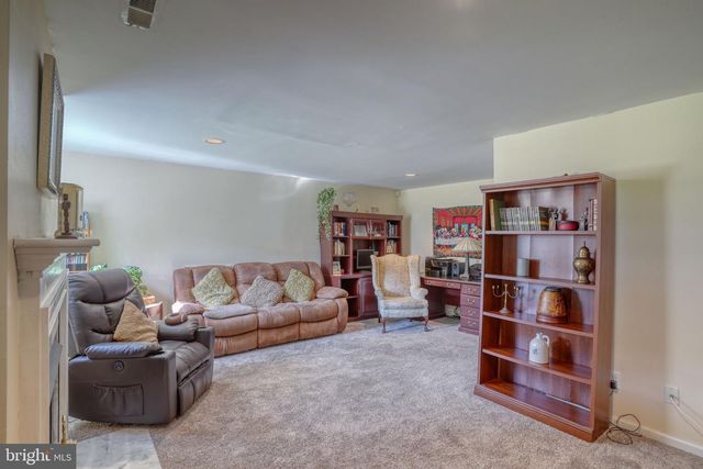 52 LISA DR, Newark, DE 19702