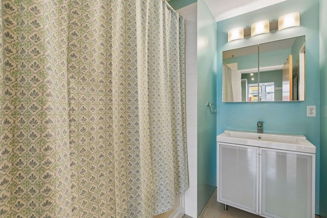 225 9th Street E 304, Saint Paul, MN 55101