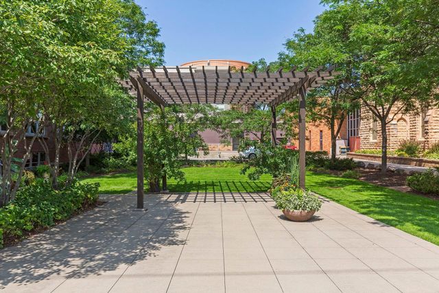 225 9th Street E 304, Saint Paul, MN 55101