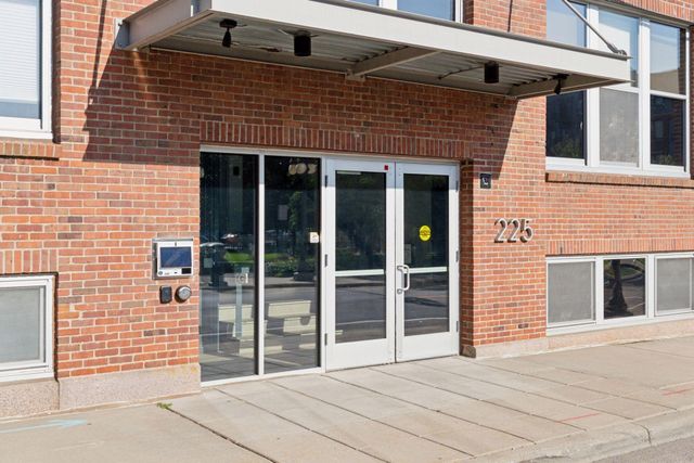 225 9th Street E 304, Saint Paul, MN 55101