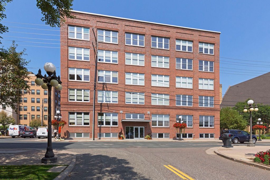 225 9th Street E 304, Saint Paul, MN 55101